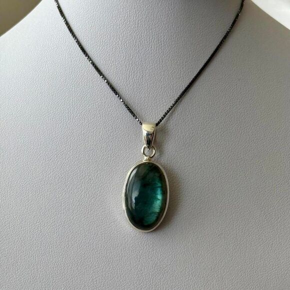 Stunning Large Oval Labradorite Pendant Necklace Womens Statement Piece New - Picture 2 of 8